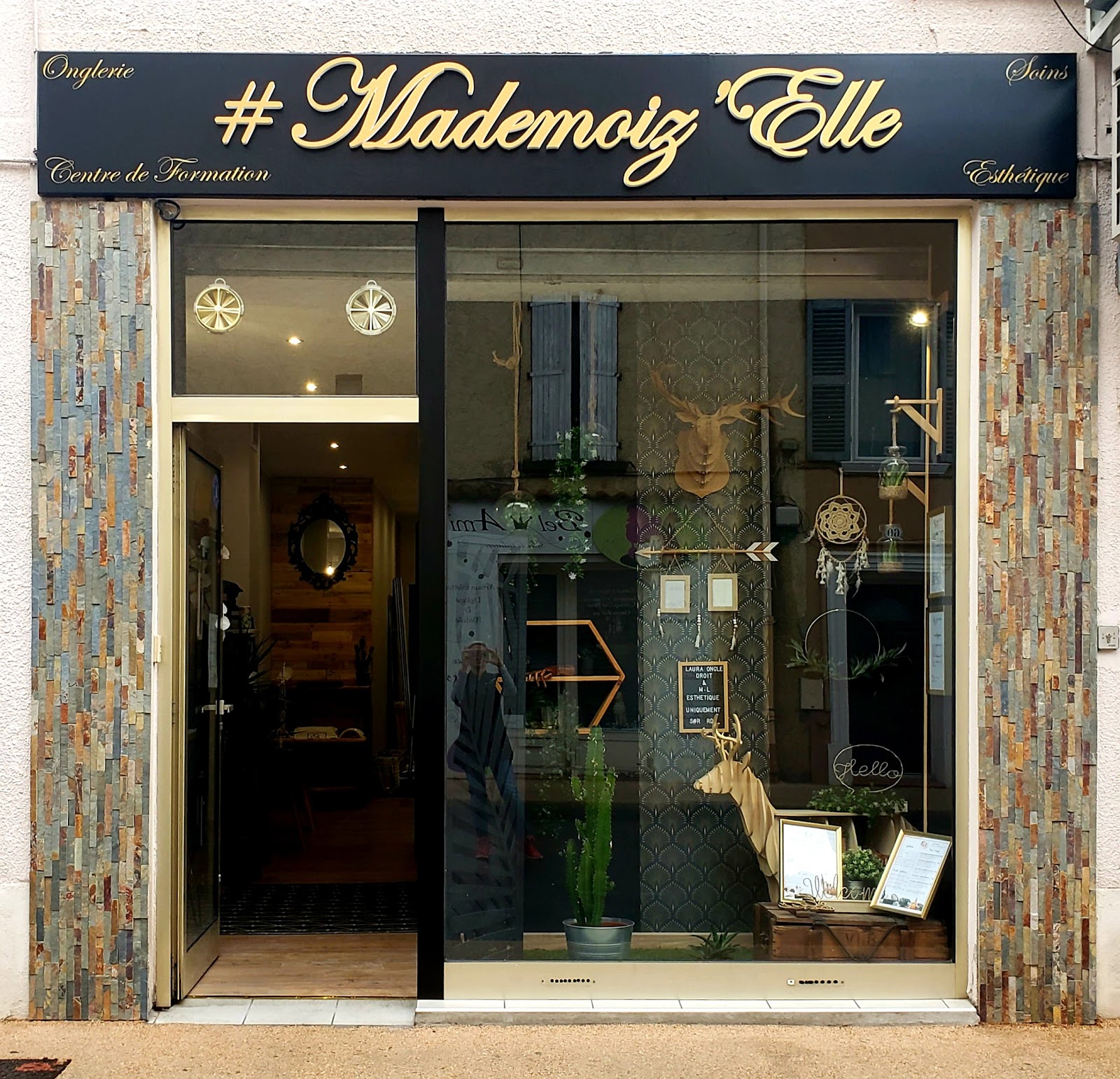 #Mademoiz'elle - LAURA ONGLE DROIT -