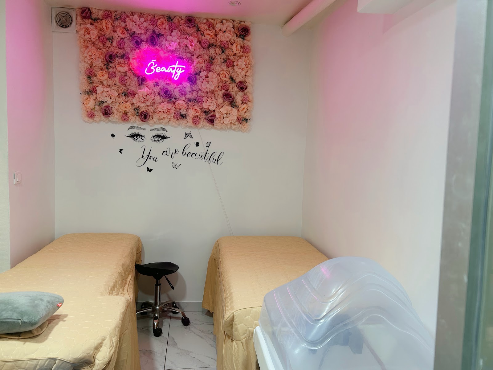 Bonjour Nails&Spa(extension de cils, massage du corps, head spa)