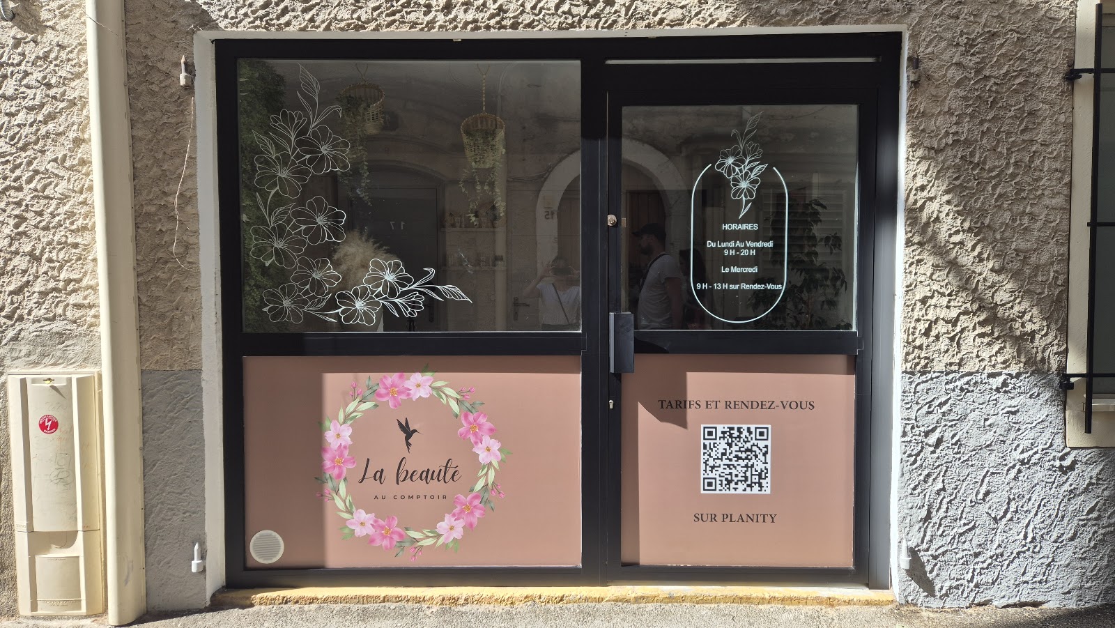 La beauté au comptoir - Manucure - Extensions de cils - Soins visage