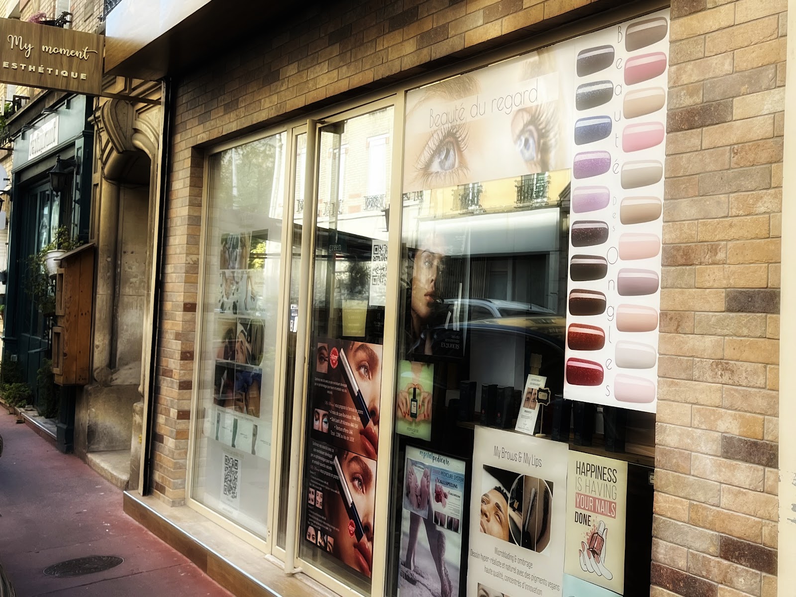 My Moment: maquillage semi-permanent, soins du visage, beauté du regard et des ongles sur RDV