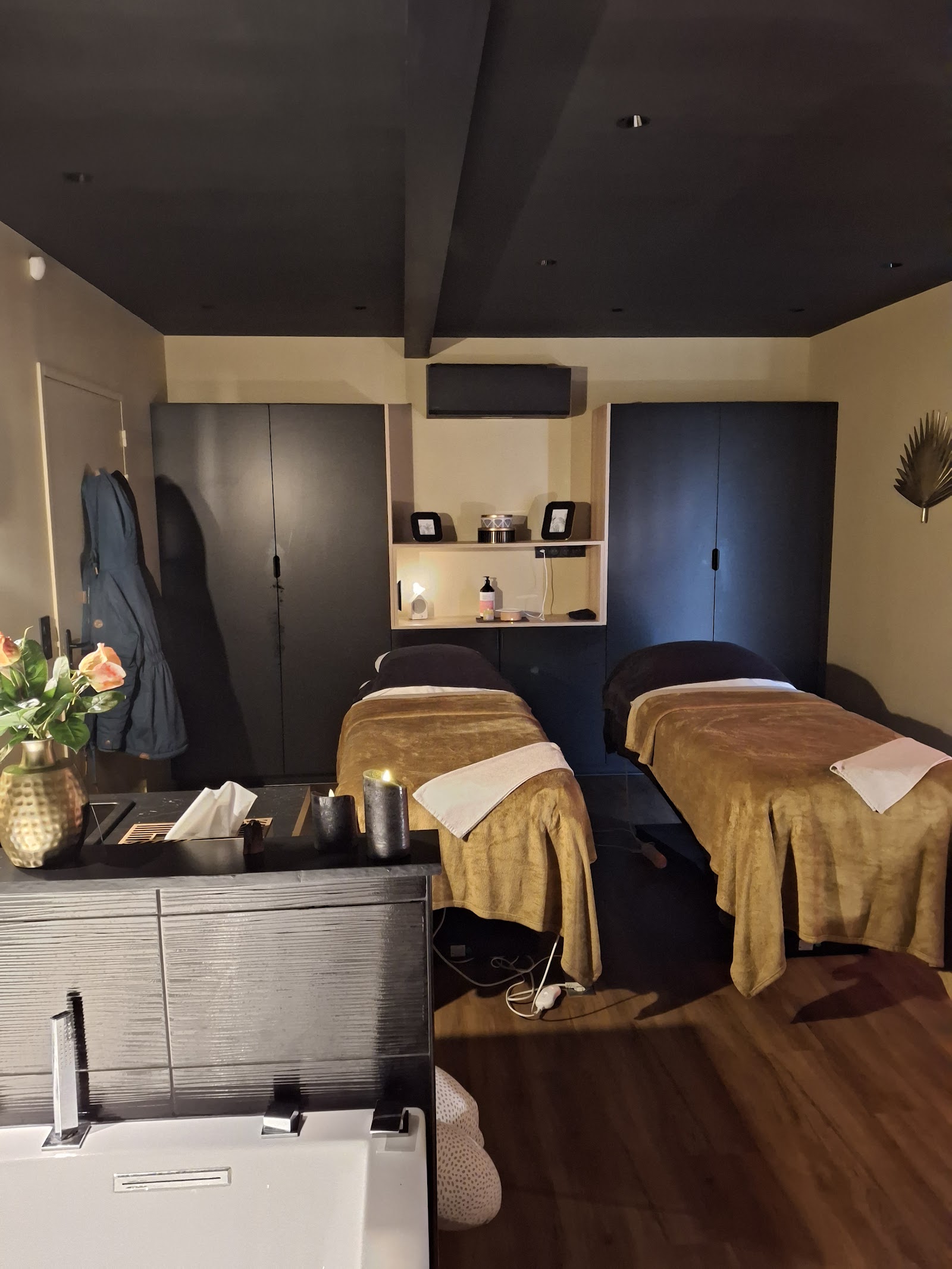 Aux Petits Soins Dans Nos Mains